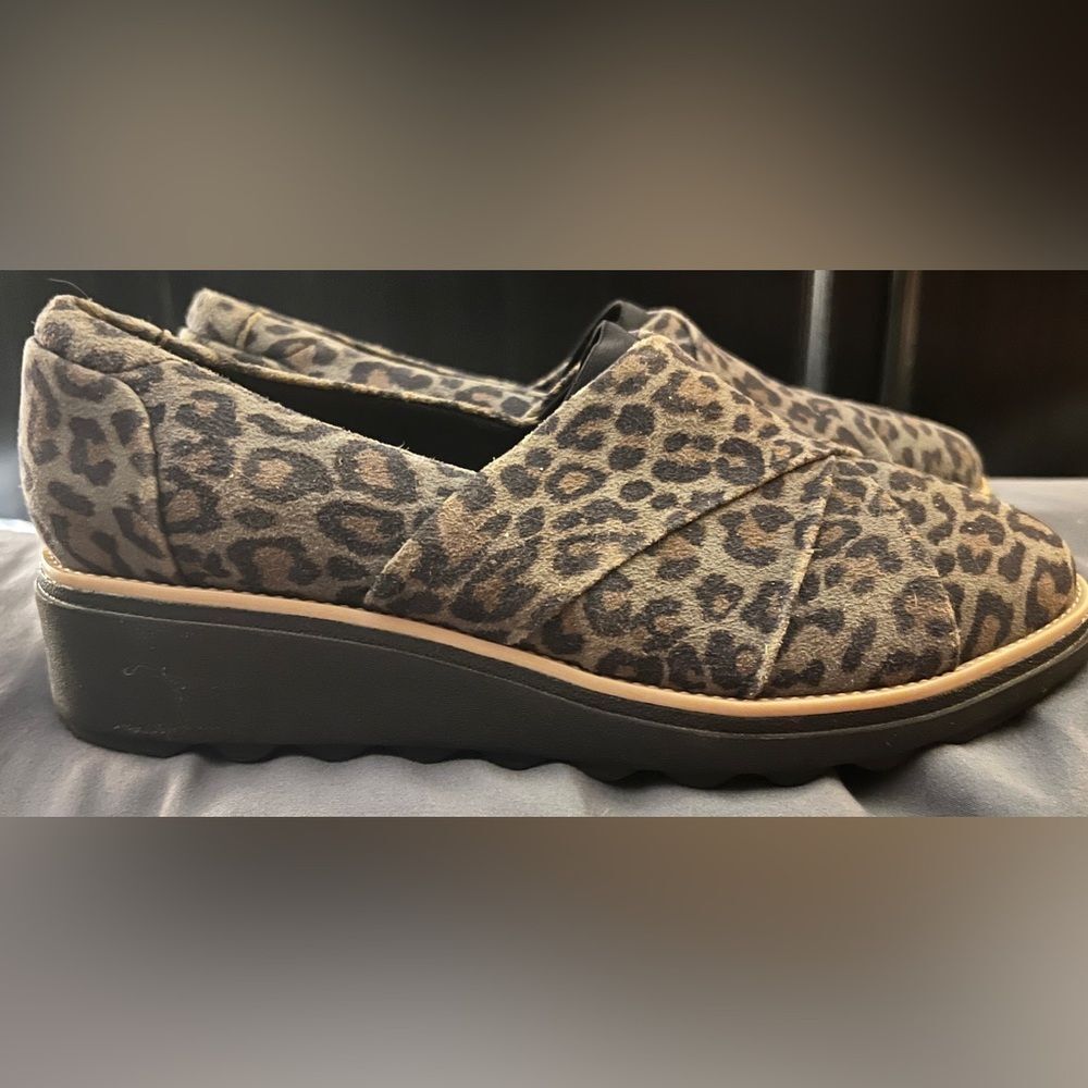 CLARKS Women's Sharon Slip-On Wedge Loafer~Gray Leopard Suede-Size 8 Wide